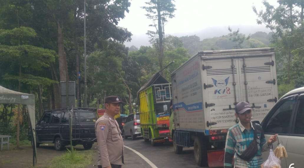 Polisi saat memantau perkembangan arus lalu lintas Jember-Banyuwangi di Desa Sidomulyo, Kecamatan Silo (Foto: Dok Polsek Sempolan)