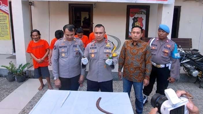 Kapolsek Sukolilo, M Sholeh (tengah) saat menunjukkan barang bukti pengungkapan kasus begal di Merr. (Foto: Ist)