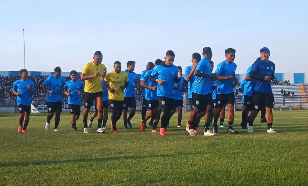 Persela Lamongan mengawali latihan perdana untuk persiapan menghadapi Liga  2. (Foto: Imron Rosidi/Ngopibareng.id)