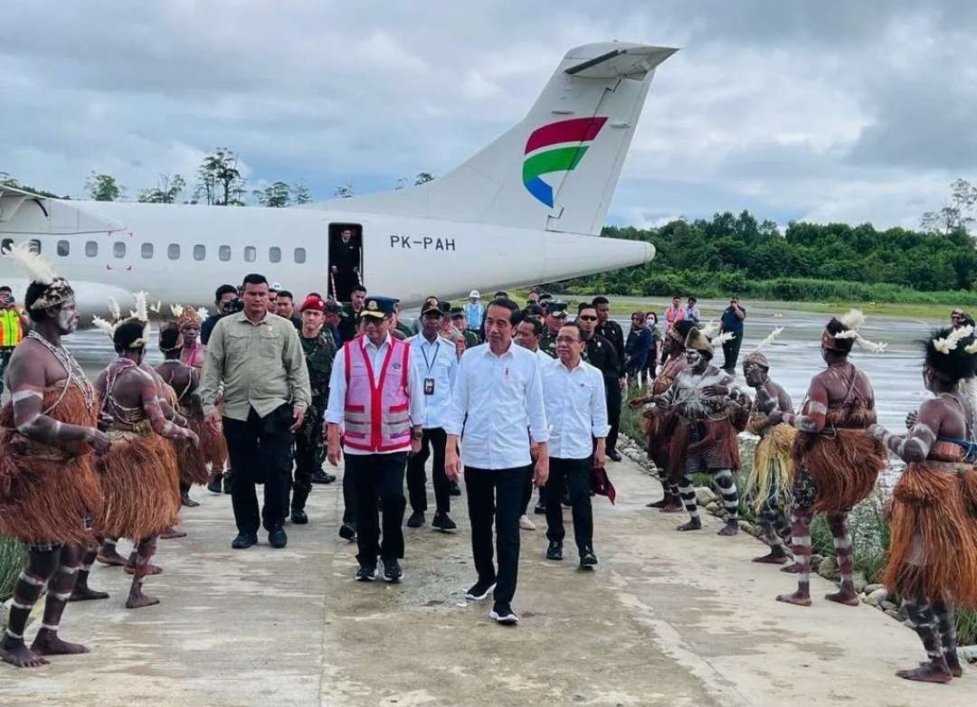 Kemeriahan suku Asmat menyambut kedatangan Presiden Jokowi dalam peresmian Bandar Udara Ewer, Kamis 6 Juli 2023. (Foto: Instagram)