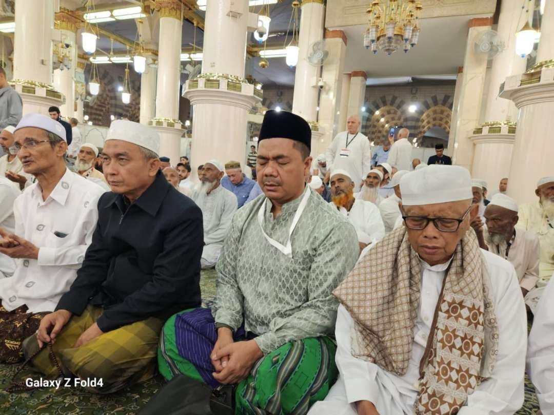 KH Husein Muhammad (kiri) ketika berziarah (sowan) ke Masjid Nabawi di Madinah. (Foto: aku fb hm)