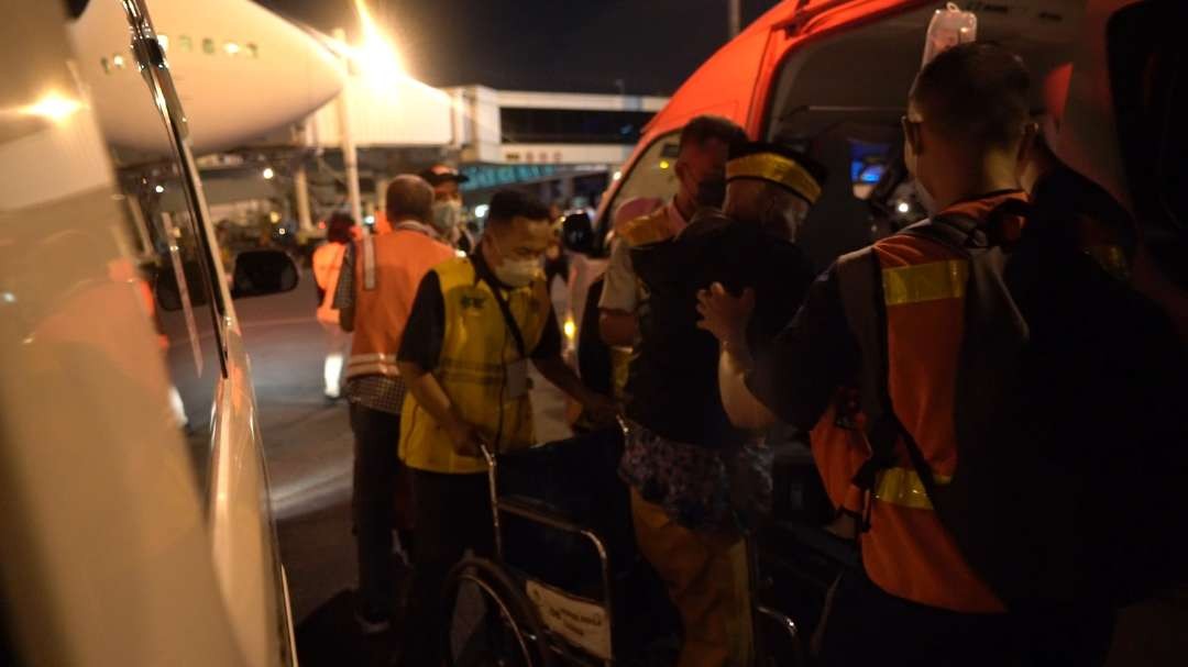 Busiri saat akan dibawa ke IGD karena kondisinya yang menurun. (Foto: Dokumentasi KKP Surabaya)