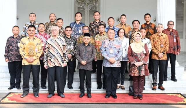 Wapres KH Ma'ruf Amin berfoto bersama dokter  kepresidenan di depan Istana Wapres (Foto: Setwapres)