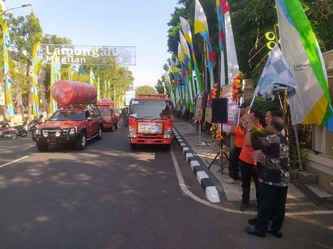 Bupati Lamongan, Yuhronur Efendi memberangkatkan distribusi air bersih di puluhan desa dan ratusan dusun di Lamongan akibat kekeringan. (Foto: Imron Rosidi/Ngopibareng.id)