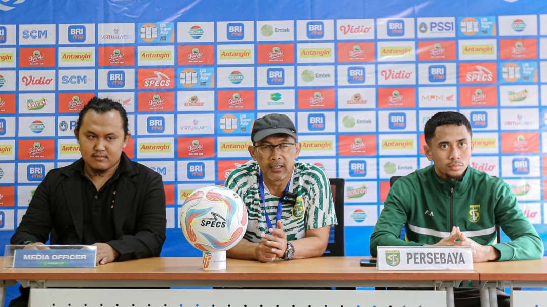 Pelatih Persebaya, Aji Santoso dalam pre match press conference, Jumat 7 Juli 2023. (Foto: Persebaya)