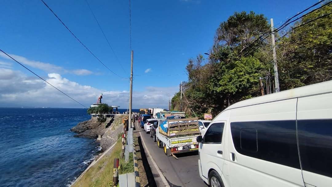 Kondisi antrean kendaraan di wilayah watudodol pada Kamis, 6 Juli 2023 pagi  (foto: Muh Hujaini/Ngopibareng.id)