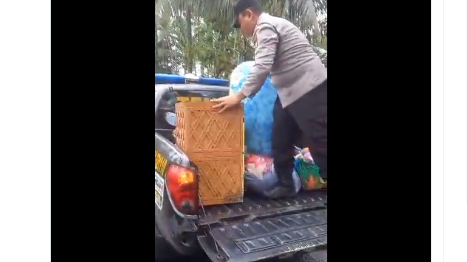 Petugas Polsek Tempeh, Lumajang membantu warga Desa Bondeli mengevakuasi barang berharga mereka ke tempat yang lebih aman. (Foto: Twitter @PolsekTempeh)