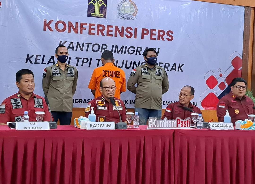 WNA berinisial HBR saat berada di kantor Imigrasi Kelas 1 TPI Tanjung Perak. (Foto: Pita Sari/Ngopibareng.id)