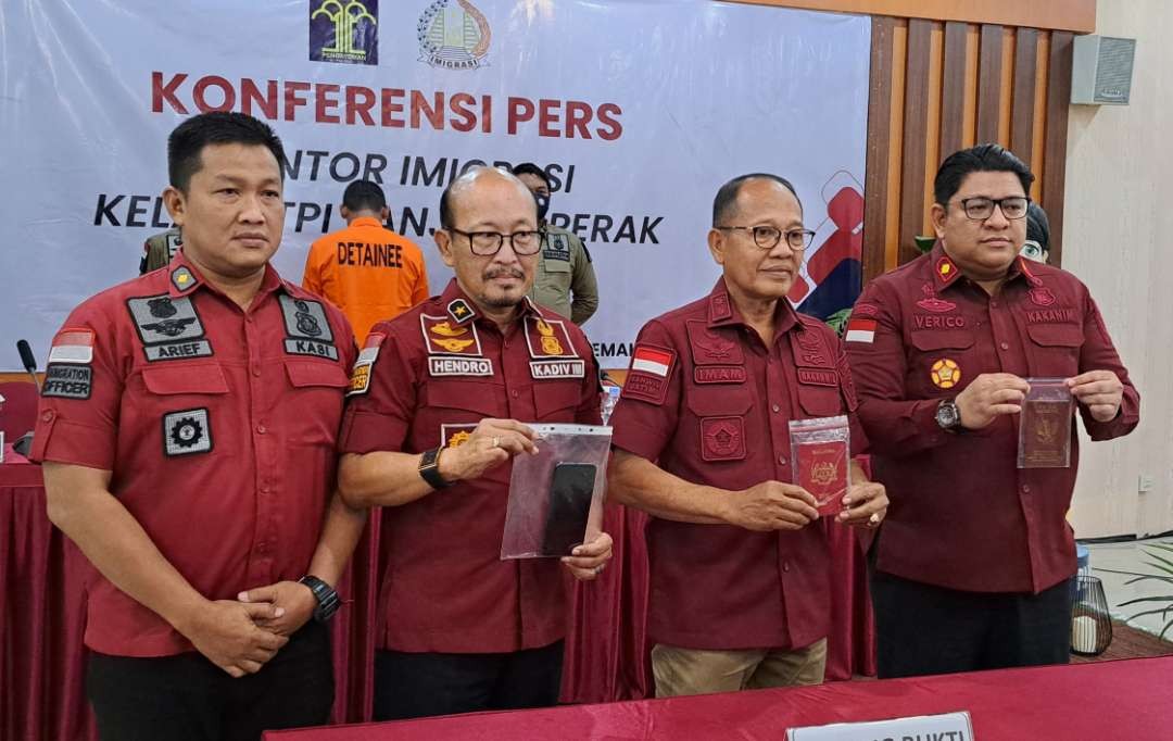 Suasana konferensi pers di Kantor Imigrasi Kelas 1 TPI Tanjung Perak, Surabaya. (Foto: Pita Sari/Ngopibareng.id)