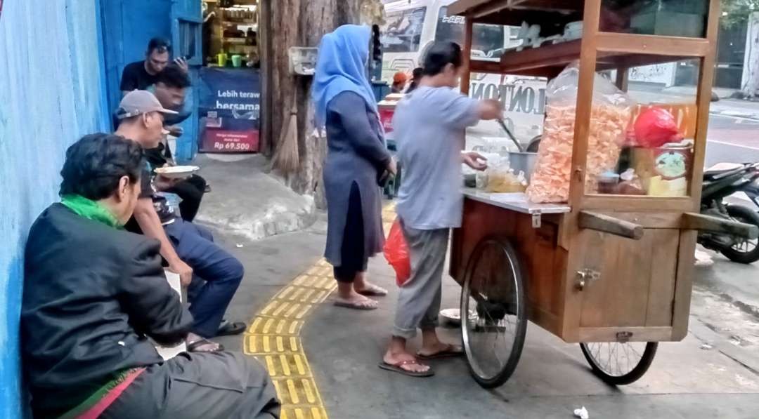 Ketupat sayur disukai semua lapisan karena lezat dan murah meriah. (Foto: Asmanu Sudharso/Ngopibareng.id)