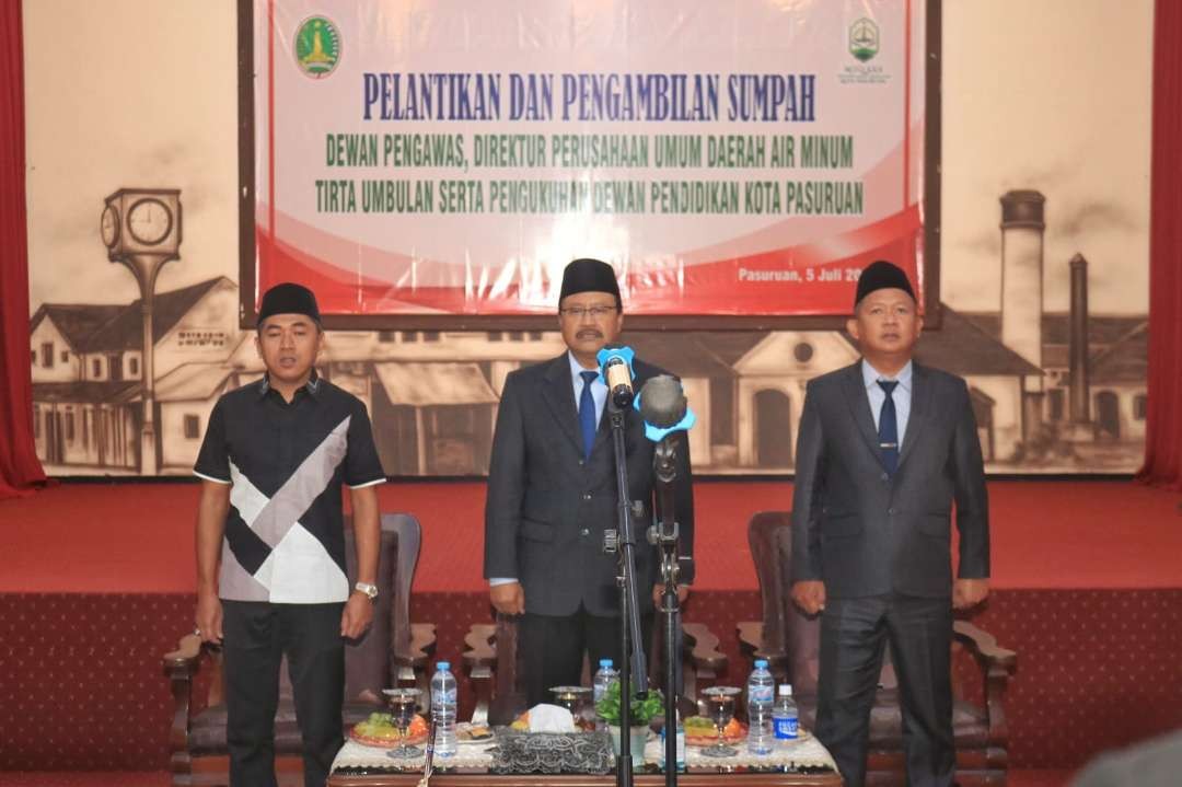 Walikota Pasuruan Saifullah Yusuf melantik dan mengambil sumpah jabatan Dewan Pengawas, Direktur Perusahaan Umum Daerah Air Minum Tirta Umbulan serta pengukuhan Dewan Pendidikan Kota Pasuruan Tahun 2023 di Gedung Gradika Bhakti Praja Kota Pasuruan, Rabu 05 Juli 20023. (Foto: Humas Pemkot Pasuruan