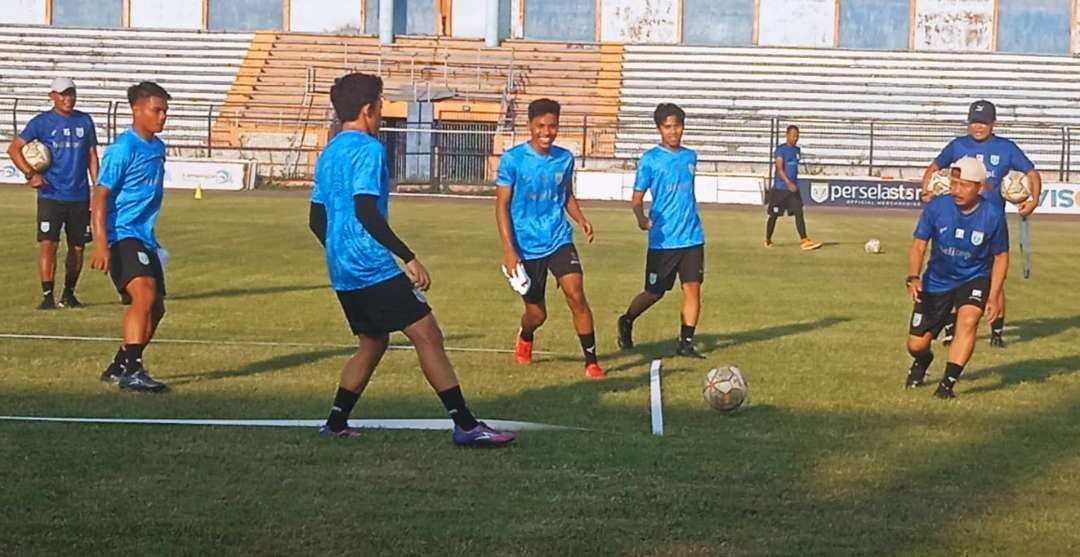 Persela.Lamongan saat latihan perdana di Stadion Surajaya Lamongan, Kamis 6 Juli 2023. (Foto: Imron Rosidi/Ngopibareng.id)