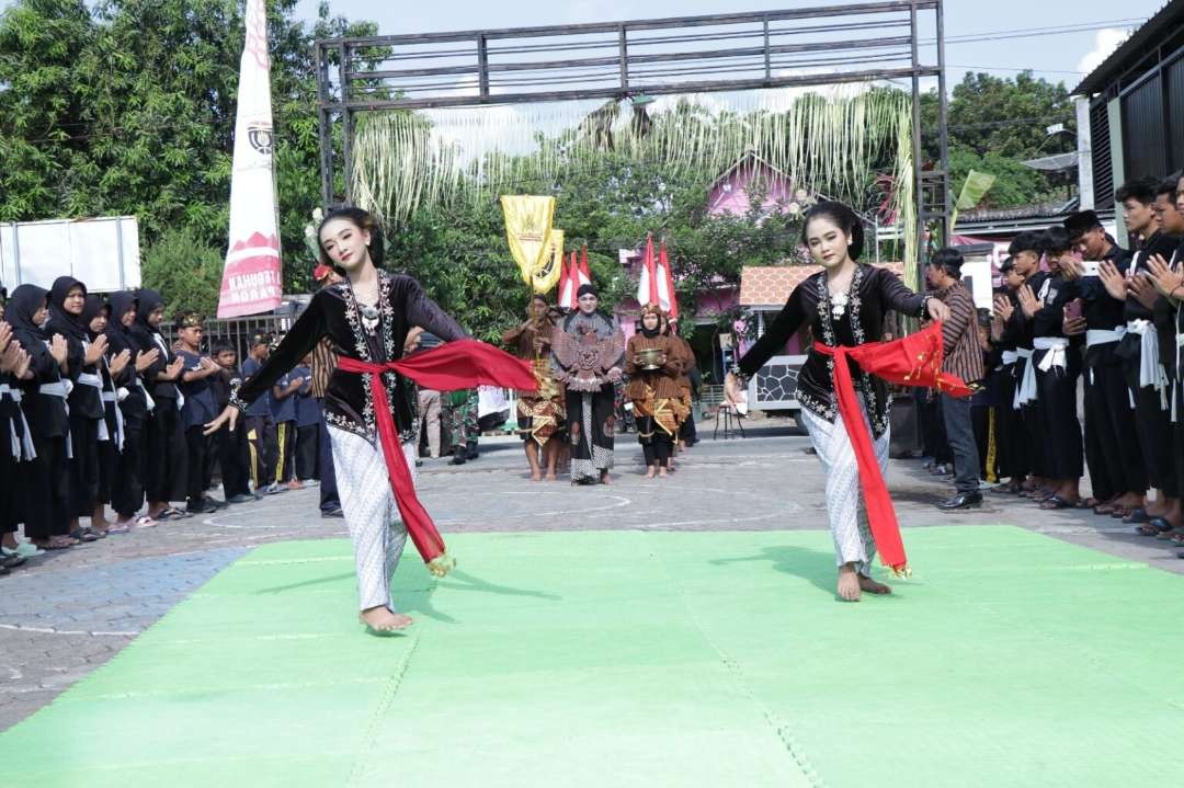 Sekar Keprabon Kertonegoro menjadi pembuka rangkaian peringatan Hari Jadi Kabupaten Ngawi Ke 665, dimulai dari Pendopo Wedya Graha menuju Kantor Kecamatan Sine, Senin 3 Juli 2023. (Foto: dok. Kominfo)