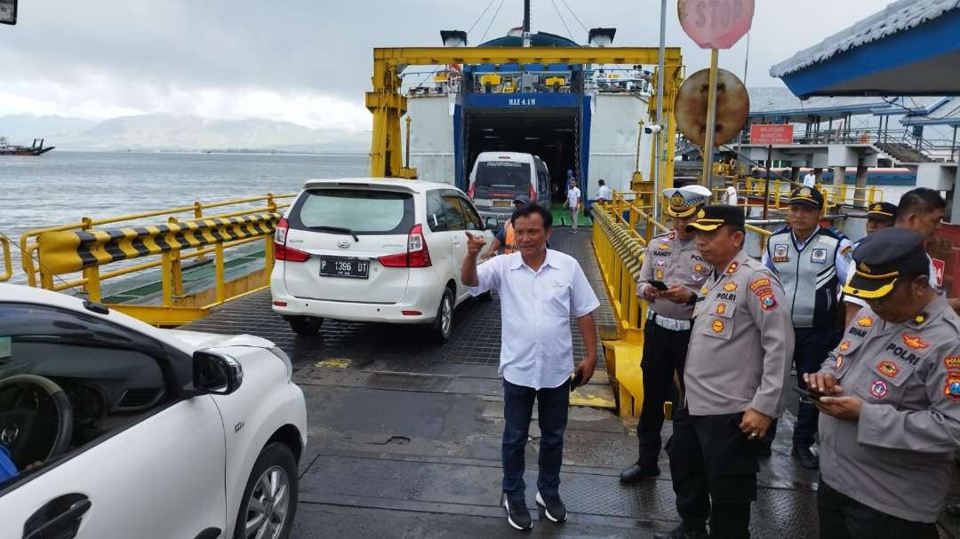 Wakapolresta Banyuwangi AKBP Dewa Putu Eka Darmawan bersama petugas ASDP memantau proses muat di Kapal KMP Jatra II (foto: Muh Hujaini/Ngopibareng.id)