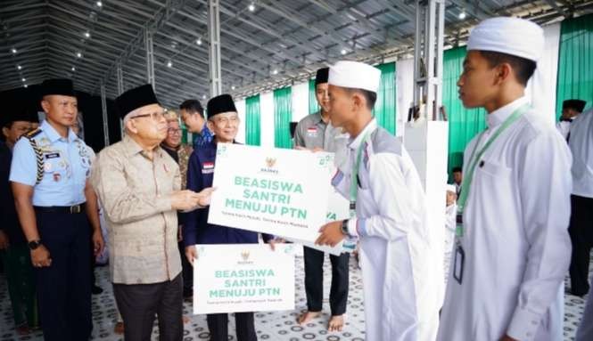 Wapres KH Ma'ruf Amin serahkan beasiswa Untuk 30 santri Ponpes Muqimus Sunnah kelas XII (Foto' Setwapres)