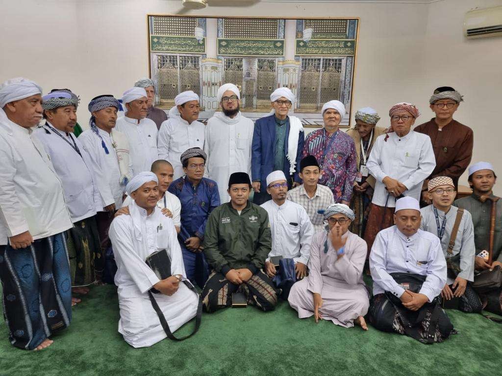 Rais Asm PBNU KH Miftachul Akhyar bersama para ulama dan kiai pesantren saat di Makkah. (Foto:dok/ngopi bareng.id)