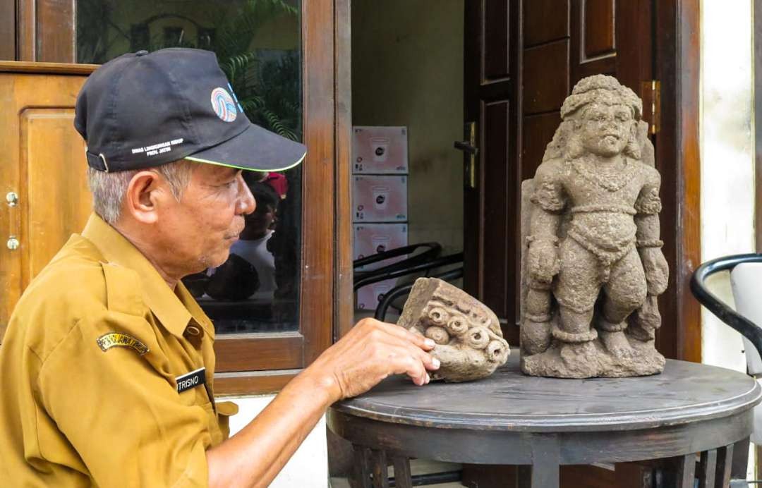 Kepala Desa Tulangan, Sutrisno saat menunjukkan arca Mahakala. (Foto : Aini Arifin/Ngopibareng.id)