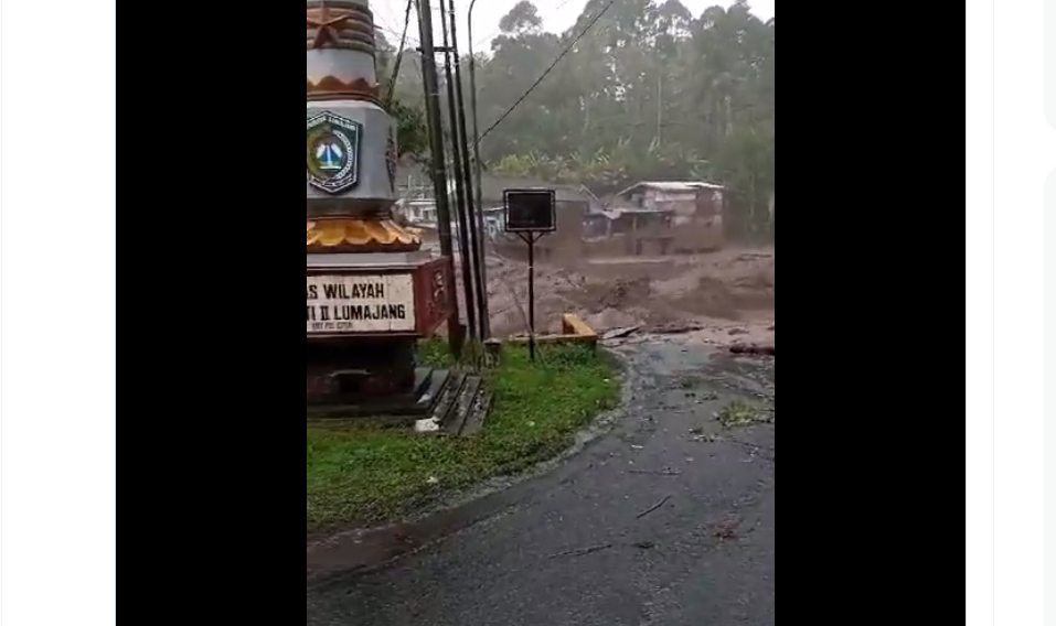 Hujan yang mengguyur lereng Gunung Semeru menyebabkan banjir lahar dingin menerjang Lumajang pada Jumat, 7 Juli 2023. (Foto: Twitter)