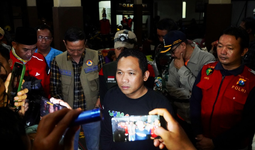 Bupati Lumajang Thoriqul Haq saat meninjau lokasi pengungsian di Balai Desa Jarit Kecamatan Candipuro, Jumat, 7 Juli 2023, malam. (Foto: Kominfo Lumajang)