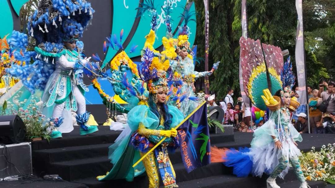 Penampilan talenta BEC membawakan tema busana diadaptasi dari Gunung Ijen. (Foto: Muh Hujaini/Ngopibareng.id)