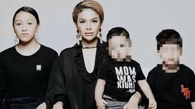 Nikita Mirzani tak akur dengan Lolly, anak perempuan pertamanya. (Foto: Instagram)