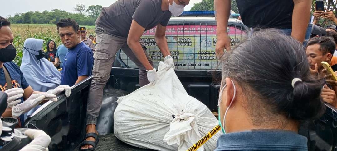 Mayat dalam karung warna putih ditemukan warga Dusun Kunir Desa Bulu Pasar Kecamatan Pagu Kabupaten Kediri Sabtu 8 Juli 2023. (Foto: Fendy Lesmana/Ngopibareng.id)