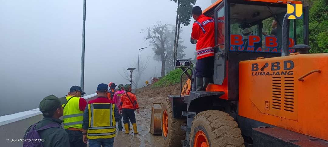 Kementerian Pekerjaan Umum dan Perumahan Rakyat (PUPR) mendukung penanganan darurat bencana banjir di Kabupaten Lumajang, Jawa Timur. (Foto: Dokumentasi PUPR)