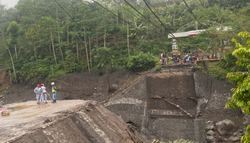 Jembatan Kali Glidik II yang putus akibat diterjang debit air yang tinggi (Foto: Lalu Theo/Ngopibareng.id)