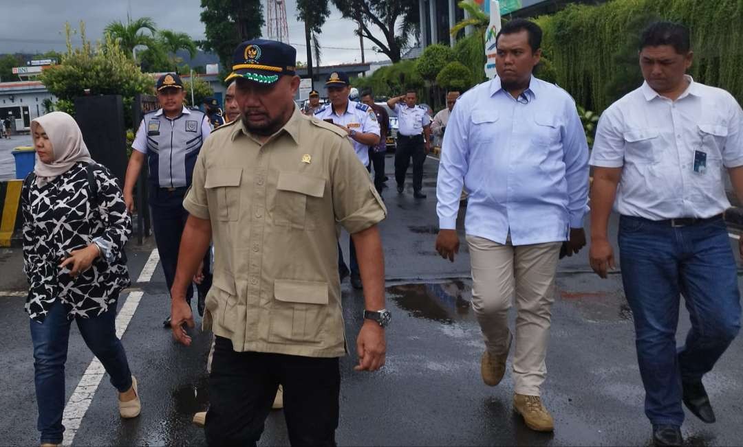 Anggota Komisi V DPR RI Sumail Abdullah meninjau kemacetan di Pelabuhan Ketapang (Foto: Muh Hujaini/Ngopibareng.id)