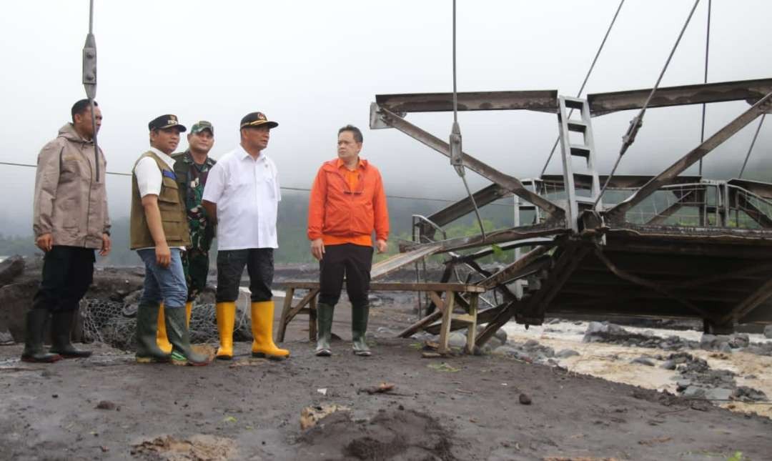 Menko PMK Muhadjir Effendy meninjau lokasi banjir lahar dingin Gunung Semeru di Lumajang, Sabtu 8 Juli 2023. (Foto: Biro Komunikasi Menko PMK)