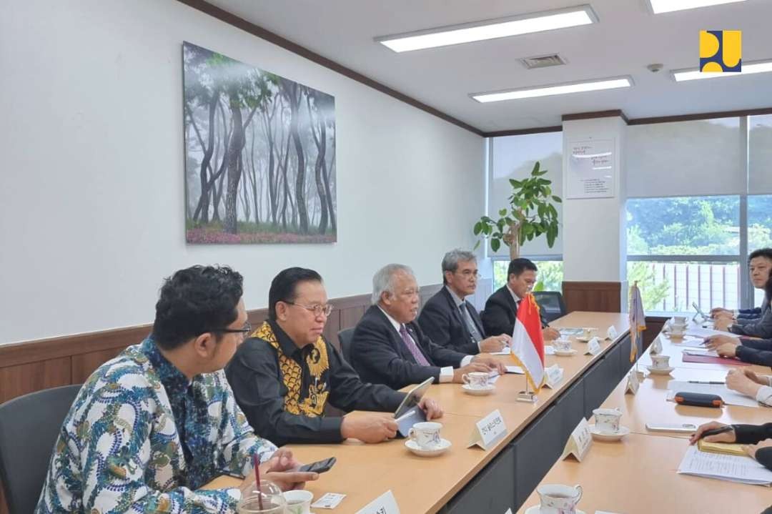 Pertemuan Menteri PUPR, Basuki Hadimuljono dengan Menteri Lingkungan Hidup Republik Korea Selatan Han Wha-jin. (Foto: Dokumentasi PUPR)