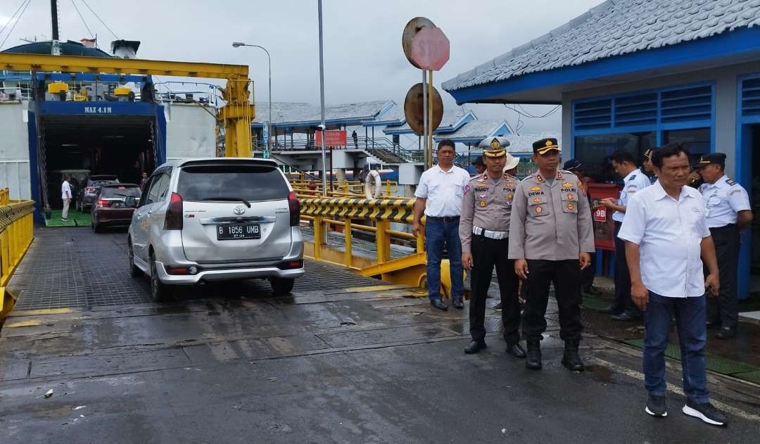 Petugas dari ASDP Ketapang dan Polresta Banyuwangi mengawasi proses muat di KMP Jatra II (Foto: Muh Hujaini/Ngopibareng.id)