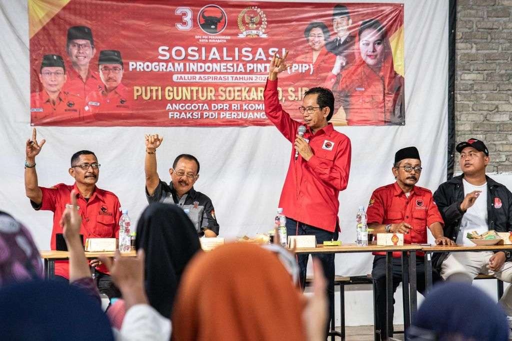 Ketua DPC PDI Perjuangan Kota Surabaya Adi Sutarwijono sosialisasi program dari Puti Guntur, politisi PDI Perjuangan, dari Dapil Surabaya - Sidoarjo. Cucu Bung Karno gigih memperjuangkan akses pendidikan, terutama bagi warga tidak mampu. (Foto: Istimewa)