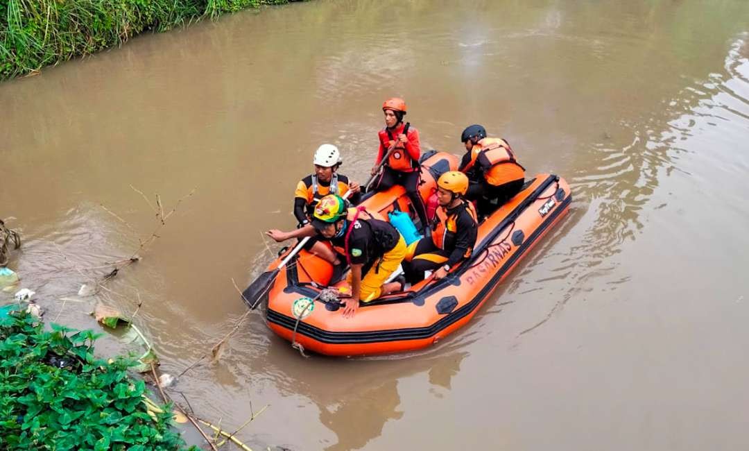 Tim SAR saat melakukan pencarian di Sungai Gunting, Sidoarjo. (Foto: Aini Arifin/Ngopibareng.id)