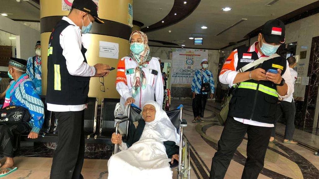 Satu jemaah haji sakit, Salamah, akhirnya dipulangkan ke Tanah Air dengan mekanisme tanazul yang difasilitasi oleh Klinik Kesehatan Haji Indonesia (KKHI) Makkah. (Foto: Witanto/Ngopibareng.id)