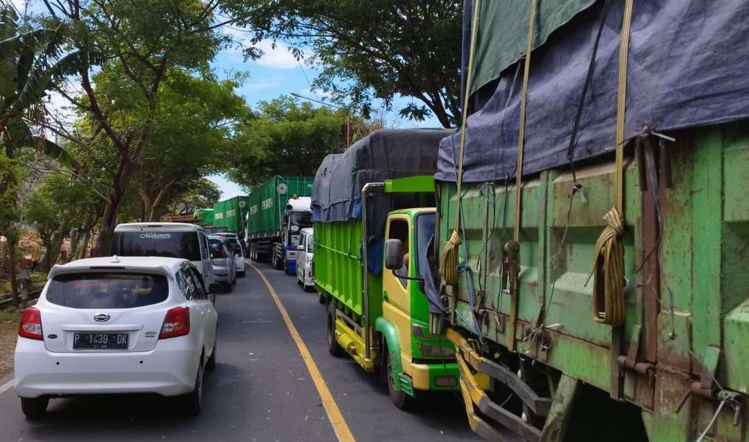 Antrean kendaraan di jalur Ketapang beberapa hari lalu. Saat ini antrean hanya menyisakan 1,5 km. (Foto: Muh Hujaini/Ngopibareng.id)