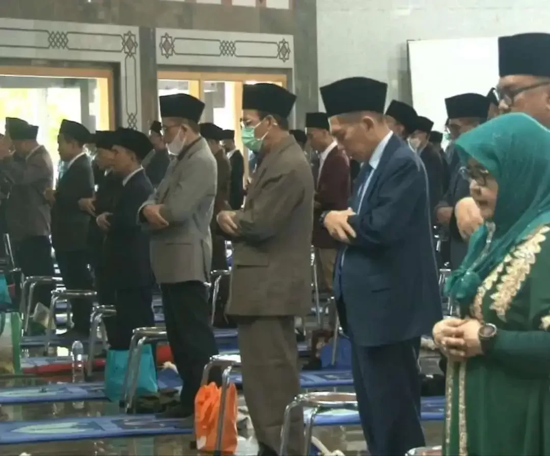 Pimpinan Pondok Pesantren Al Zaytun, Panji Gumirang dan gaya shalat Idul Fitri yang menghebohkan itu. (Foto: istimewa)