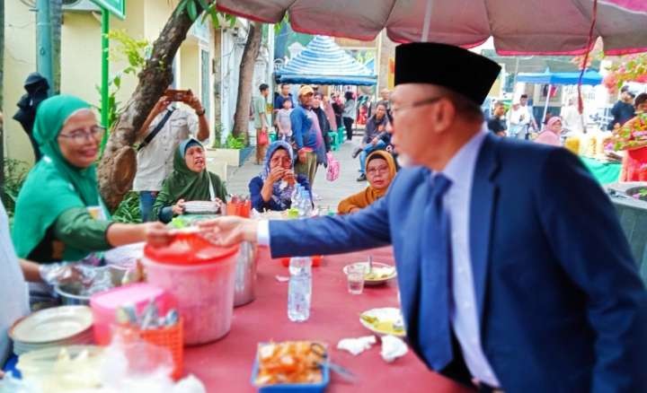 Menteri Perdagangan RI Zulkifli Hasan membuat kaget pedagang atau pelaku UMKM di halaman Masjid Sunda Kelapa Menteng Jakarta Pusat. (Foto: Asmanu Sudharso/Ngopibareng.id)