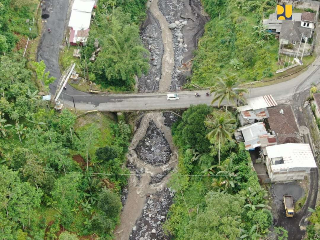 Penanganan banjir Gunung Semeru di Lumajang, Kementerian PUPR mengganti Jembatan Kali Glidik II secara permanen. (Foto: Biro Komunikasi Publik PUPR)