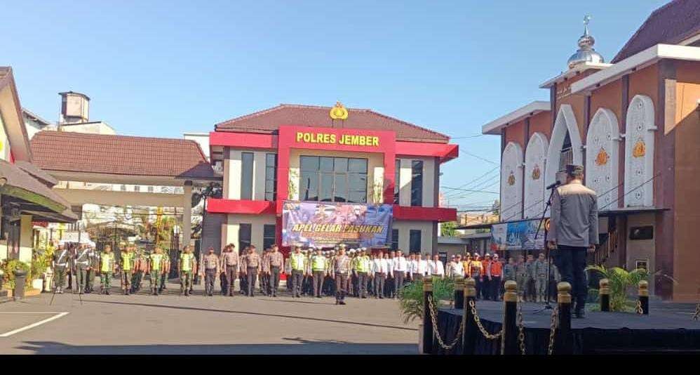 Kapolres Jember, AKBP Moh Nurhidayat memberikan sambutan saat gelar pasukan Operasi Patuh Semeru 2023, Senin 10 Juli. (Foto: Rusdi/Ngopibareng.id)