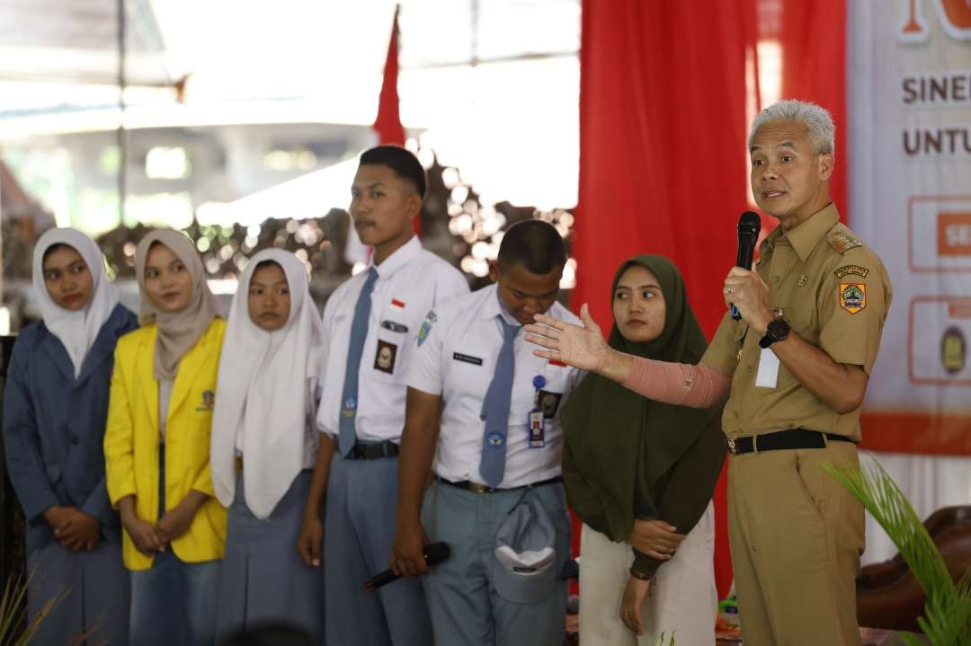 Gubernur Jawa Tengah, Ganjar Pranowo memberikan motivasi pada acara seminar di Pendopo Kabupaten Rembang, Senin 10 Juli 2023. Ia menerima aduan praktik pungli berkedok infak. (Foto: Humas Pemprov Jateng)