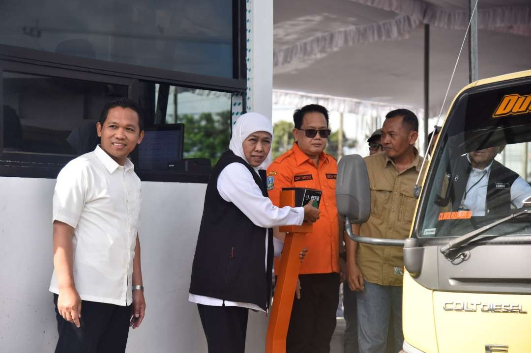 Gubernur Khofifah Indar Parawansa mengecek Tap-in E-Pajak Pasir di Stockpile Terpadu, Lumajang. (Foto: Istimewa)