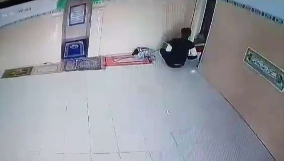 Maling kotak amal terekam CCTV. (Foto istimewa)