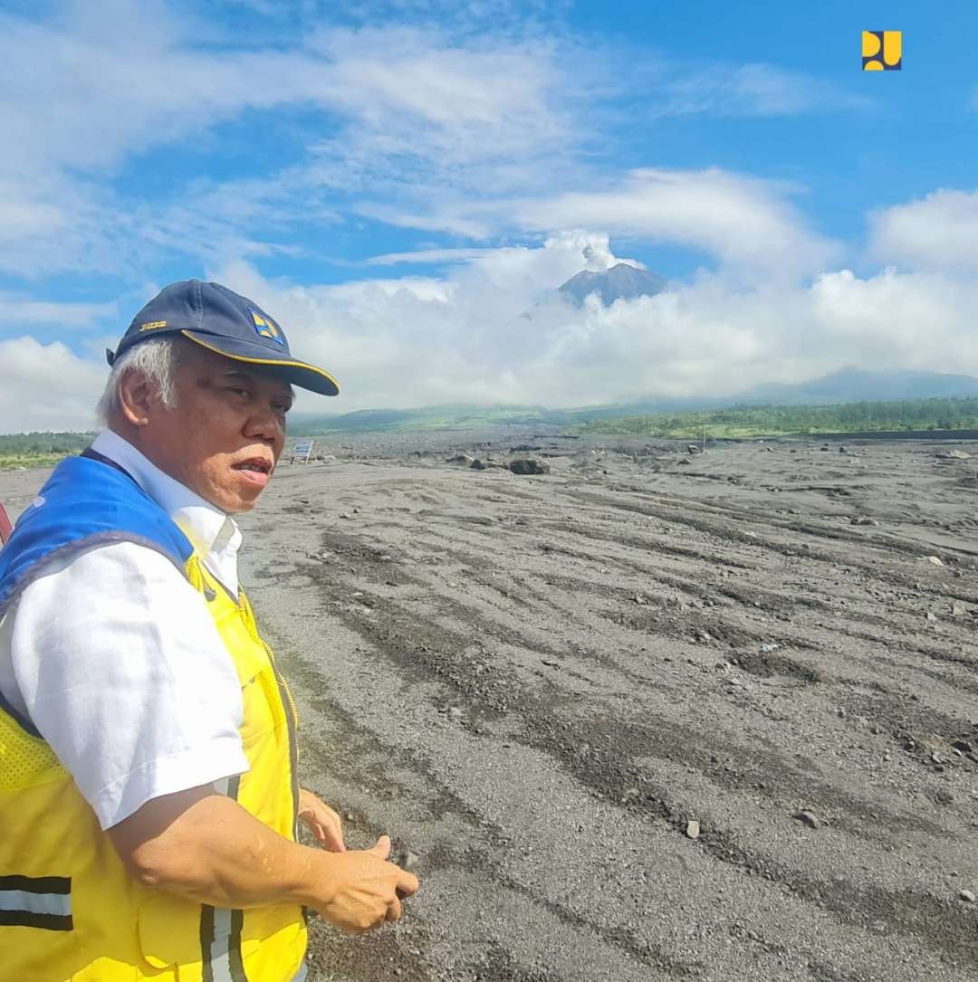 Menteri PUPR, Basuki Hadimuljono meninjau langsung infrastruktur terdampak bencana banjir lahar dingin dari Gunung Semeru di Kabupaten Lumajang, Jawa Timur, Minggu dan Senin, 9-10 Juli 2023. (Foto: Dokumentasi PUPR)