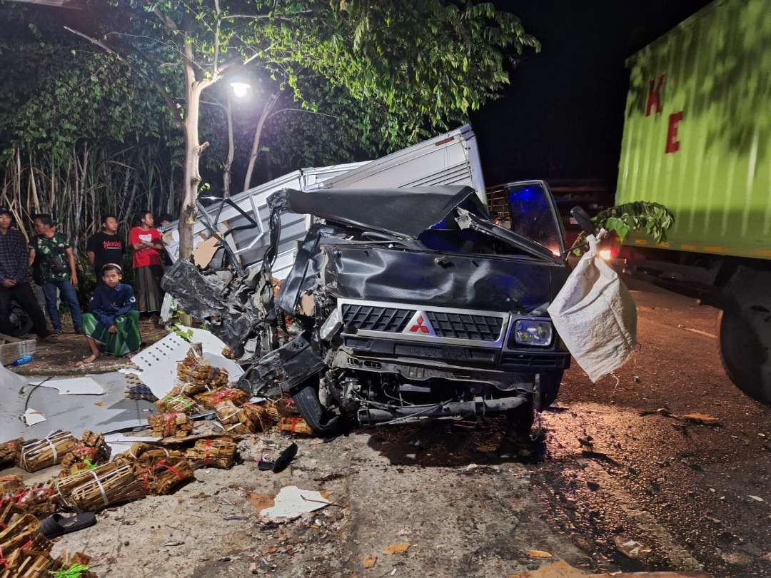 Keterangan Foto :  (Foto : Kondisi mobil boks yabg bertabrakan dengan bus pariwisata di Lamongan (Foto:  istimewa)