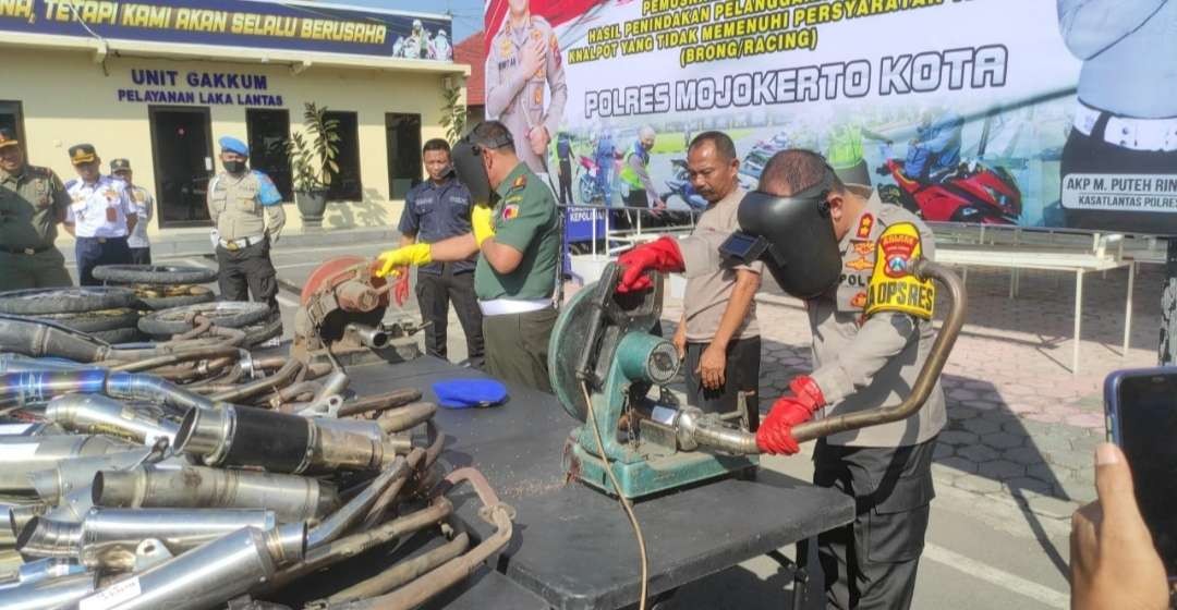 Pemusnahan knalpot brong di Mapolres Mojokerto Kota.(Foto Deni Lukmantara/Ngopibareng)