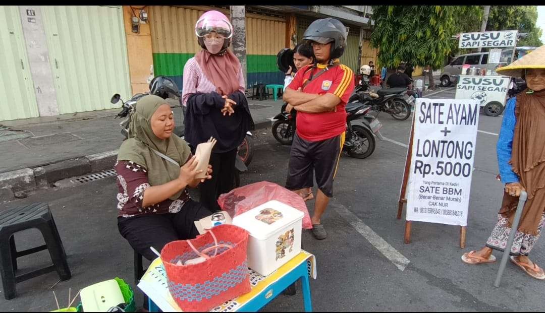 Terimbas pandemi Covid-10, pasutri di Kediri ini pilih pulang dari Jakarta ke Kediri untuk jual sate lontong murah Rp5 ribu di Jl. Doho Kota Kediri. (Foto: Fendhy Lesmana/Ngopibareng.id)