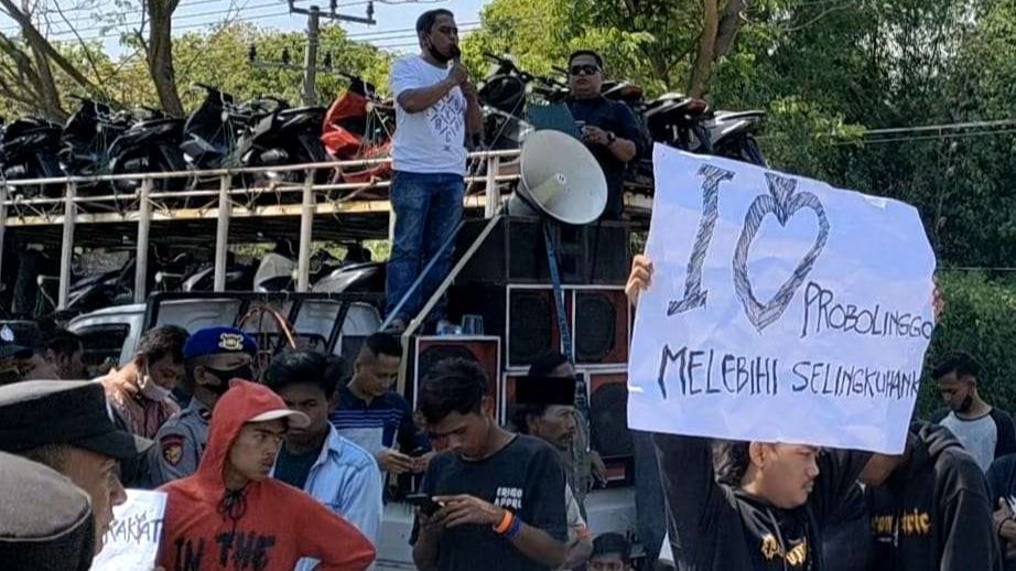 Forum Masyarakat Daerah (Formad) Poros Timur Kabupaten Probolinggo saat berdemonstrasi di Kantor Sekretariar Bersama Tol Probowangi. (Foto: Ikhsan Mahmudi/Ngopibareng.id)