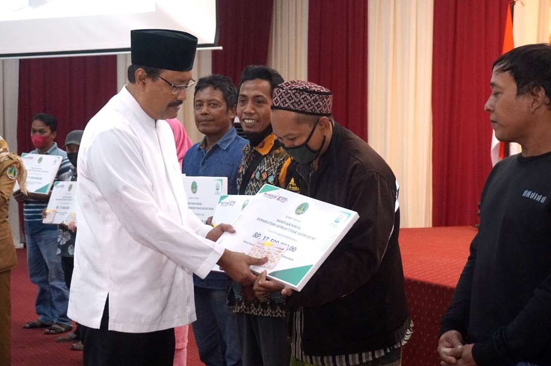 Walikota Pasuruan memberikan bantuan rehab rumah kepada warganya. Tahun ini Pemkot Pasuruan memberikan bantuan rehab Rumah Tidak Layah Huni (RTLH) kepada 285 Keluarga Penerima Manfaat. (Foto: Humas Pemkot Pasuruan)