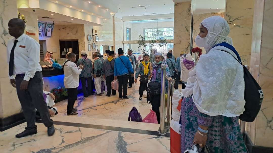 Pemulangan kloter 4 Embarkasi Balikpapan delay 15 jam. (Foto: Witanto/Ngopibareng.id)